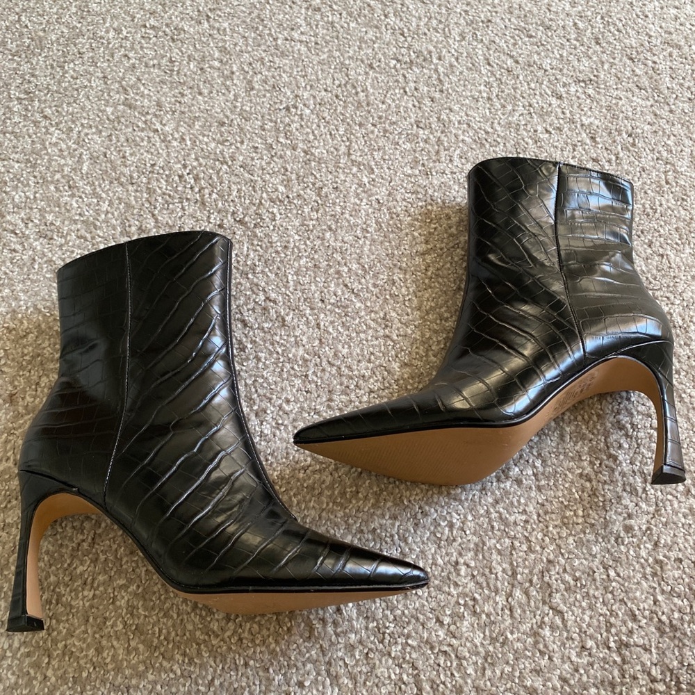 Express 400274 Black Faux Croc Emboss Leather Point Toe Spool Heel Boots 9